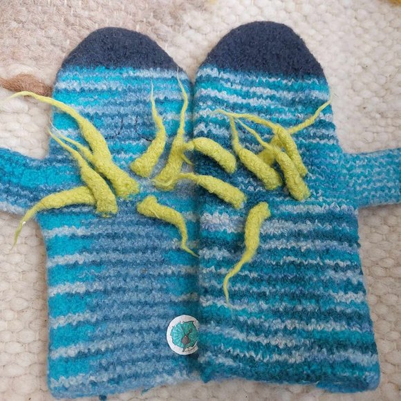 Super fun and eccentric wool mittens - Picture 3 of 3